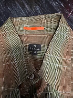 Paul Smith’s men’s button up dress T-shirt Features a green And brown plaid